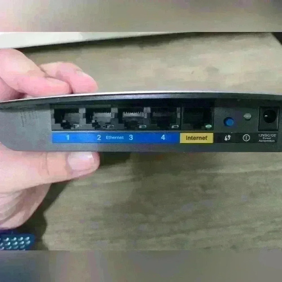 Linksys E2500 Wireless Router with  4 Ethernet Ports - Picture 4 of 4